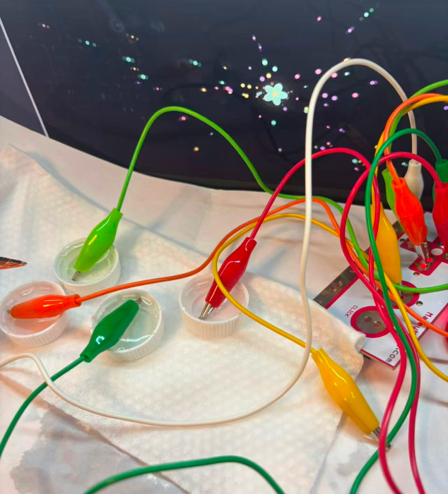 By using water to connect the circuit with MakeyMakey, the control and visual effects can interact.