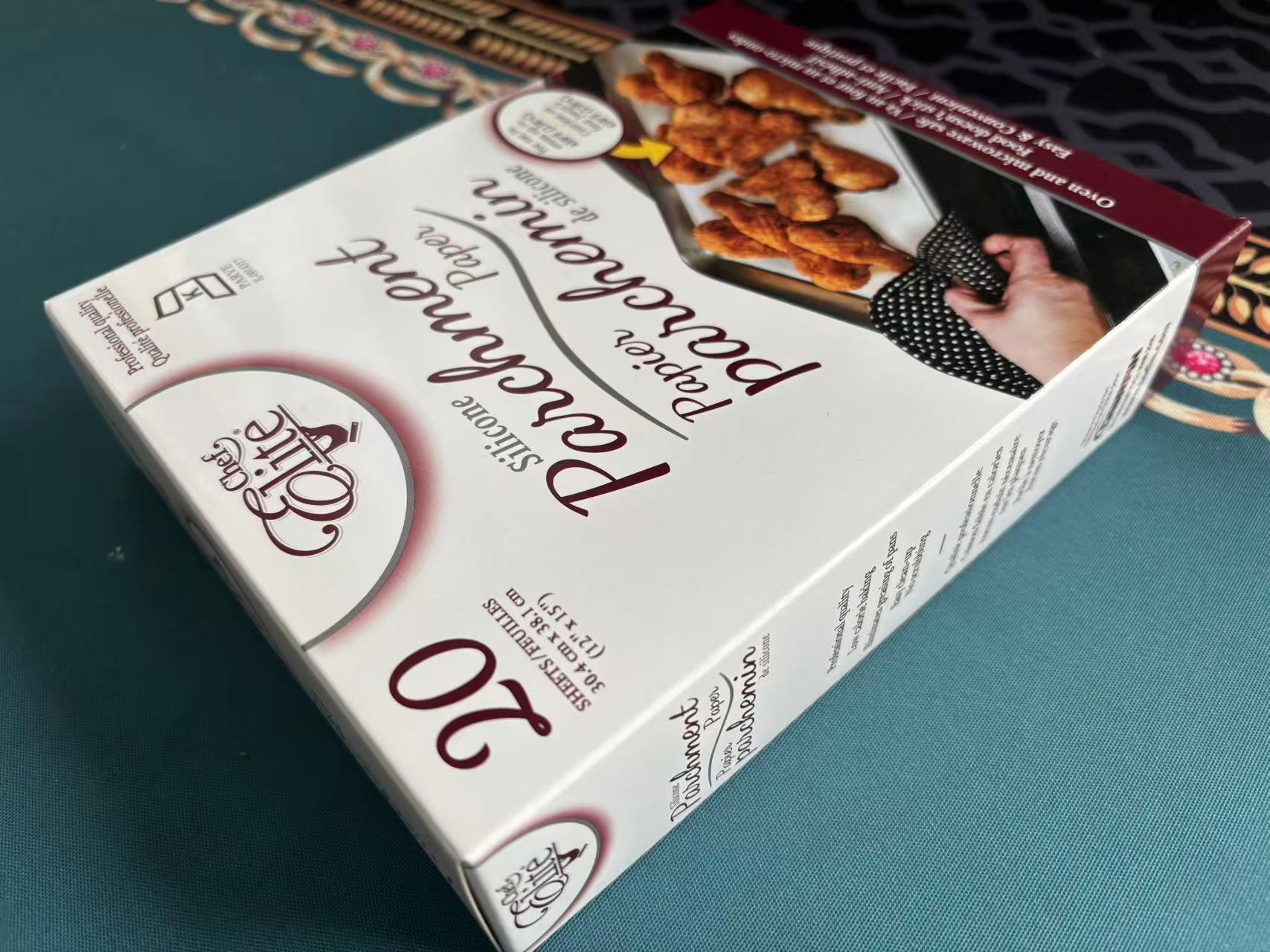 This is the right view of the baking paper box.