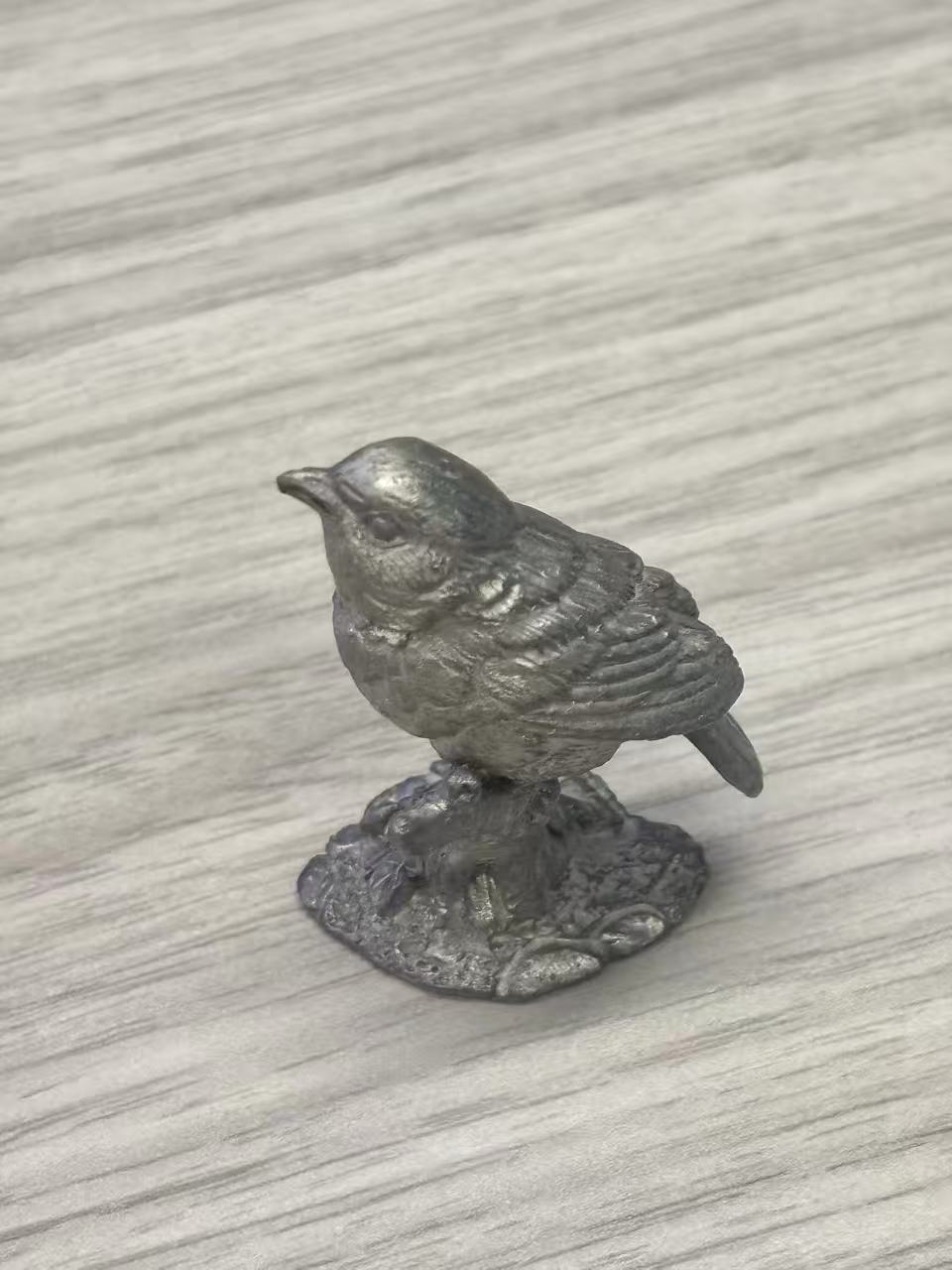 Metal <br>
Material State: refined <br>
Material Plasticity: rigid <br>
Material Use: handicrafts, ornaments <br>
Metals are materials characterized by luster, electrical conductivity, and strength, typically extracted from ores and refined through smelting. They find extensive applications across diverse fields, ranging from structural frameworks and machinery to handicrafts and decorative items. Metals serve as an ideal material for creating durable and ornamental objects. 
Selecting a metal material in Cinema 4D allows for more precise simulation of reflective surfaces and solid textures, offering superior control over highlights and shadows compared to other materials. <br>
Color: Typically silver-gray, gold (brass), or reddish-brown (copper), with a distinct metallic sheen. <br>
Rigid: Extremely hard at room temperature, resistant to bending, yet possessing good malleability (during manufacturing). <br>
Surface Texture: Can feature a highly polished mirror finish or be mechanically machined.
<a href='https://www.youtube.com/embed/tgbNymZ7vqY' target='_blank'><p>Project Video Link</p></a>