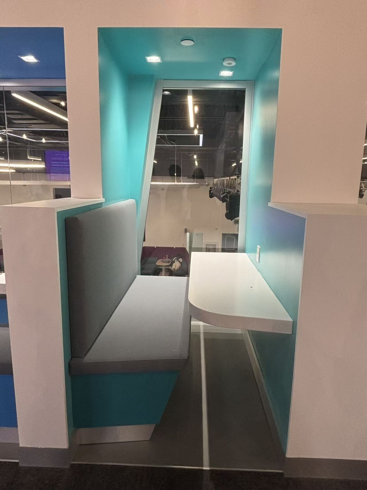 The location is on the second floor of Building D, a quiet self-study environment.<br>
Style: Modernism and industrial style<br>
Building materials: steel, foam soft package, concrete, wood, paint, plastic, glass. <div class='container'><iframe class='responsive-iframe' src='https://www.youtube.com/embed/tgbNymZ7vqY'></iframe></div>